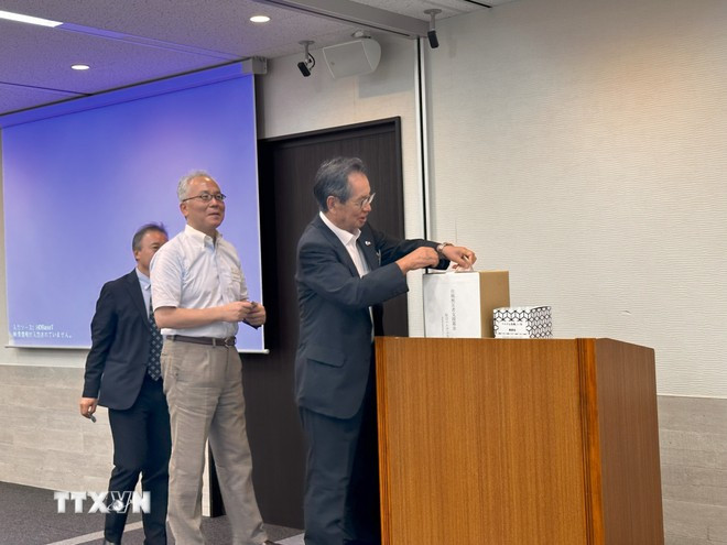 Chủ tịch Nghiệp đoàn Kanto Joho, ông Kenji Nishikawa, đóng góp ủng hộ người dân Việt Nam bị thiệt hại do cơn bão số 3. (Ảnh: TTXVN)