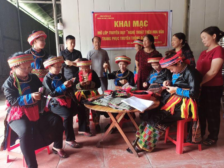 Hình ảnh tại lớp truyền dạy “Nghệ thuật thêu hoa văn trang phục truyền thống của dân tộc Dao” tại Ba Bể (Bắc Kạn).