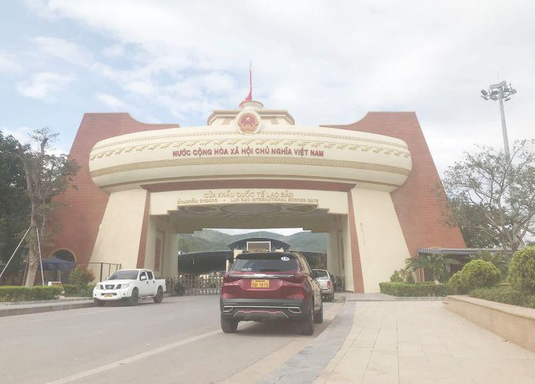 Cửa khẩu quốc tế Lao Bảo nhìn từ phía Việt Nam. Cửa khẩu quốc tế Lao Bảo nhìn từ phía Việt Nam.