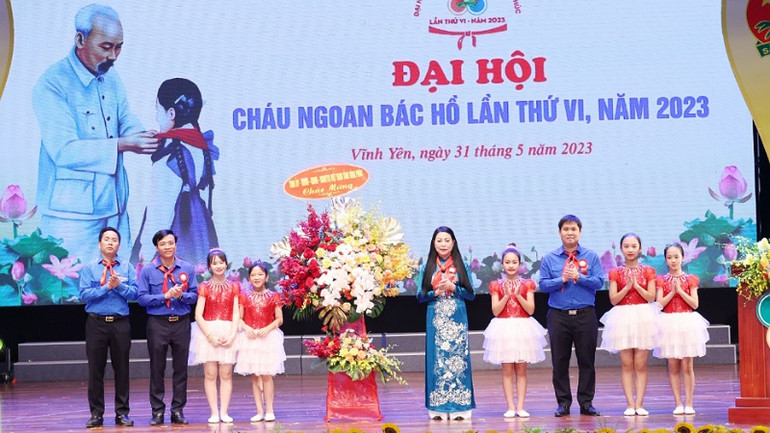 Đồng chí Bí thư Tỉnh ủy tặng hoa chúc mừng đại hội. Đồng chí Bí thư Tỉnh ủy tặng hoa chúc mừng đại hội.