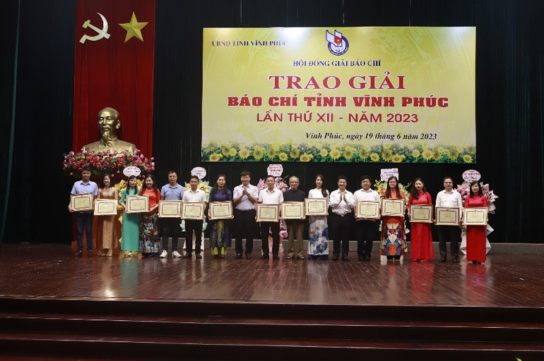 Tặng bằng khen cho các nhà báo có thành tích xuất sắc.