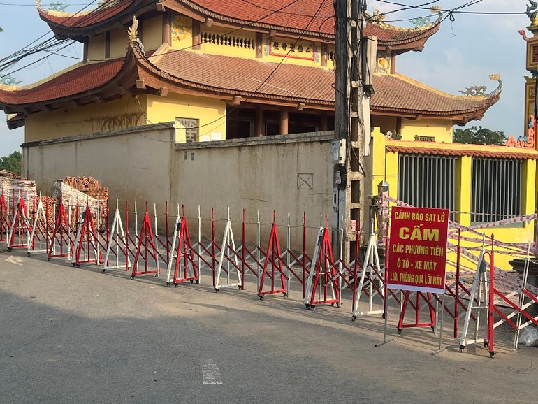 Địa phương lập hàng rào bảo vệ khu vực sạt lở.