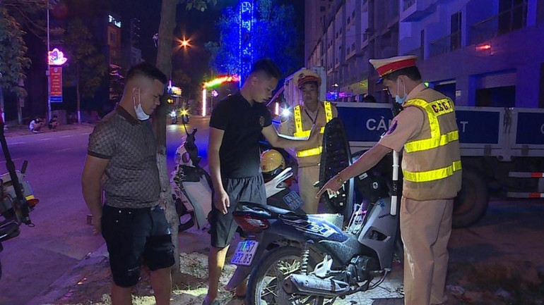 Công an thành phố Phúc Yên ra quân kiểm tra vi phạm giao thông.