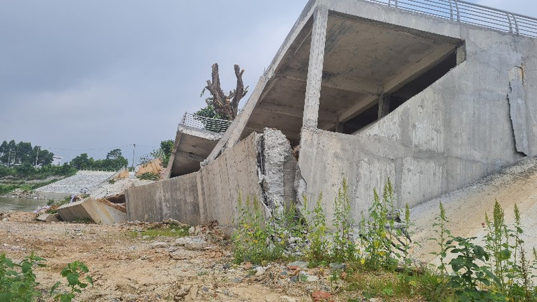 Cấu trúc bê tông chống đỡ bị bẻ gẫy.