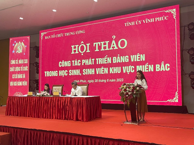 Đồng chí Bùi Thị Hà Giang, Bí thư Đoàn trường Đại học sư phạm Hà Nội phát biểu ý kiến.