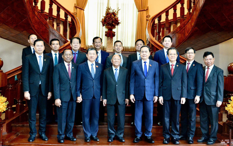 Chủ tịch Quốc hội Trần Thanh Mẫn và nguyên Chủ tịch Quốc hội Campuchia Samdech Heng Samrin chụp ảnh lưu niệm với các đại biểu.