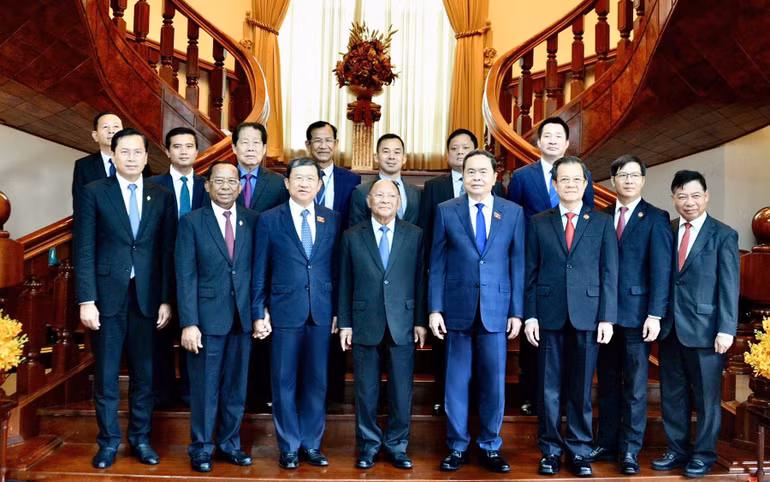 Chủ tịch Quốc hội Trần Thanh Mẫn và nguyên Chủ tịch Quốc hội Campuchia Samdech Heng Samrin chụp ảnh lưu niệm với các đại biểu.