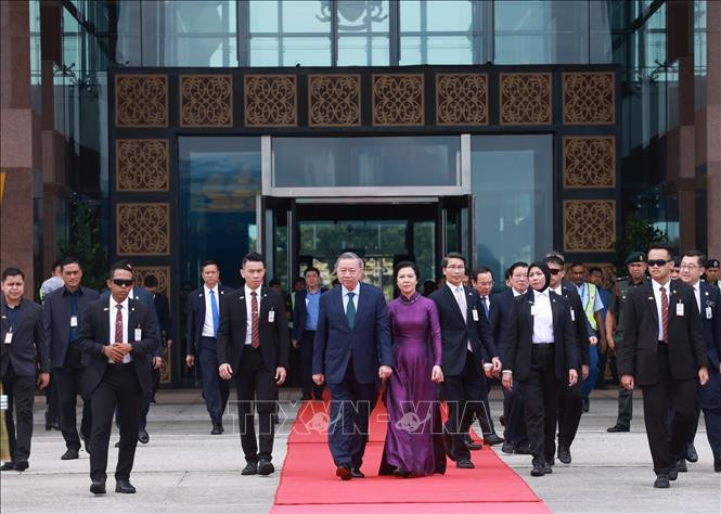 Lễ tiễn Tổng Bí thư Tô Lâm và Phu nhân tại Sân bay quốc tế Kuala Lumpur, Malaysia. Lễ tiễn Tổng Bí thư Tô Lâm và Phu nhân tại Sân bay quốc tế Kuala Lumpur, Malaysia.