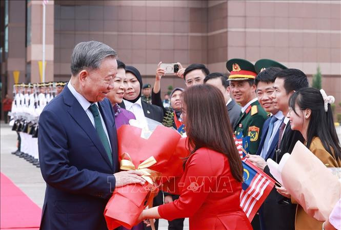 Lễ tiễn Tổng Bí thư Tô Lâm và Phu nhân tại Sân bay quốc tế Kuala Lumpur, Malaysia. Lễ tiễn Tổng Bí thư Tô Lâm và Phu nhân tại Sân bay quốc tế Kuala Lumpur, Malaysia.