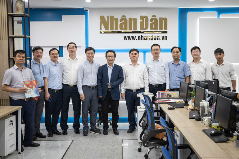 Cán bộ Báo Nhân Dân giới thiệu với đoàn công tác Tạp chí Cộng sản về không gian tòa soạn của Ban Nhân Dân điện tử. Cán bộ Báo Nhân Dân giới thiệu với đoàn công tác Tạp chí Cộng sản về không gian tòa soạn của Ban Nhân Dân điện tử.