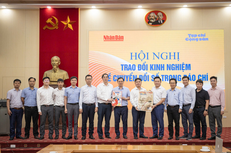 Các đại biểu chụp ảnh lưu niệm. Các đại biểu chụp ảnh lưu niệm.