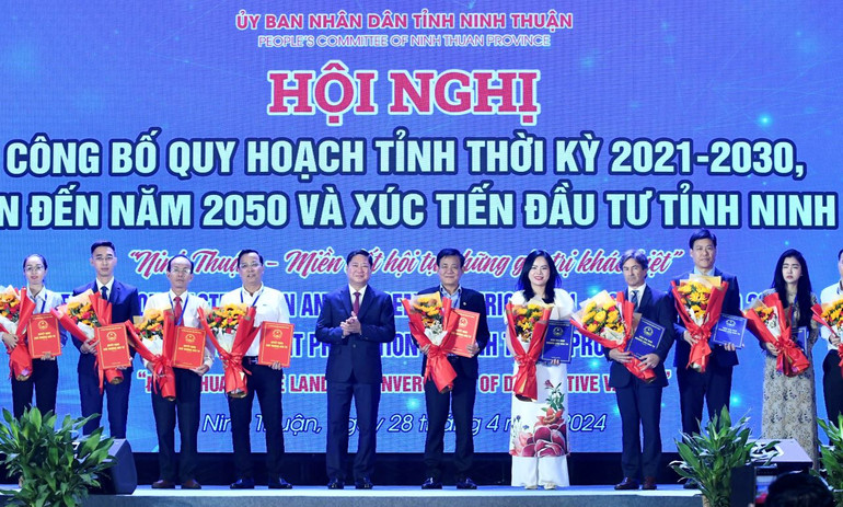 Lãnh đạo tỉnh Ninh Thuận trao Quyết định chủ trương, giấy chứng nhận đầu tư, thỏa thuận hợp tác cho các nhà đầu tư, doanh nghiệp tại Hội nghị.