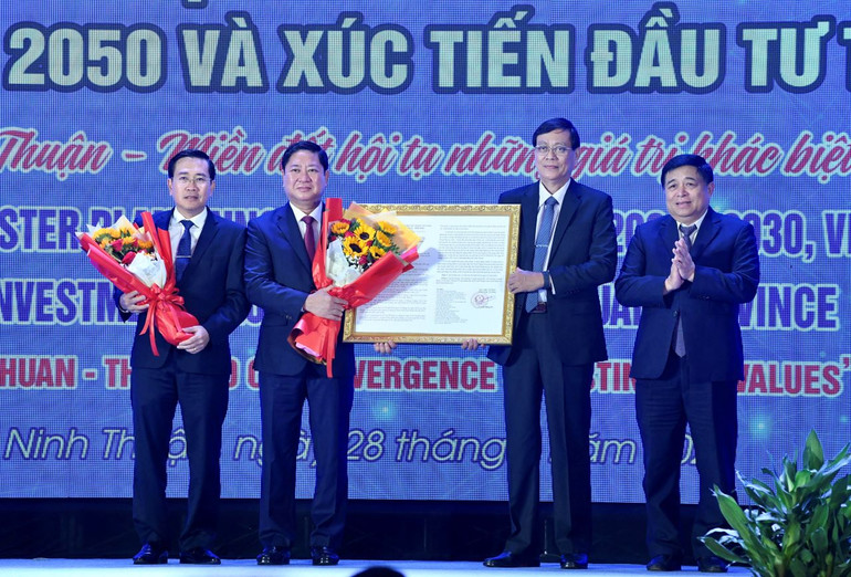 Bộ trưởng Kế hoạch và Đầu tư Nguyễn Chí Dũng trao Quyết định của Thủ tướng Chính phủ phê duyệt Quy hoạch cho lãnh đạo tỉnh Ninh Thuận.