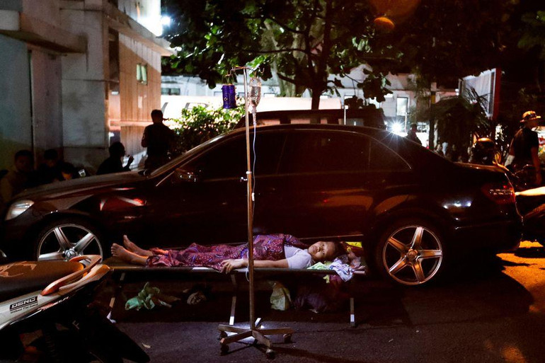 Người phụ nữ được điều trị vết thương tại một bệnh viện ở thị trấn Cianjur, tỉnh Tây Java, ngày 21/11. (Ảnh: Reuters)