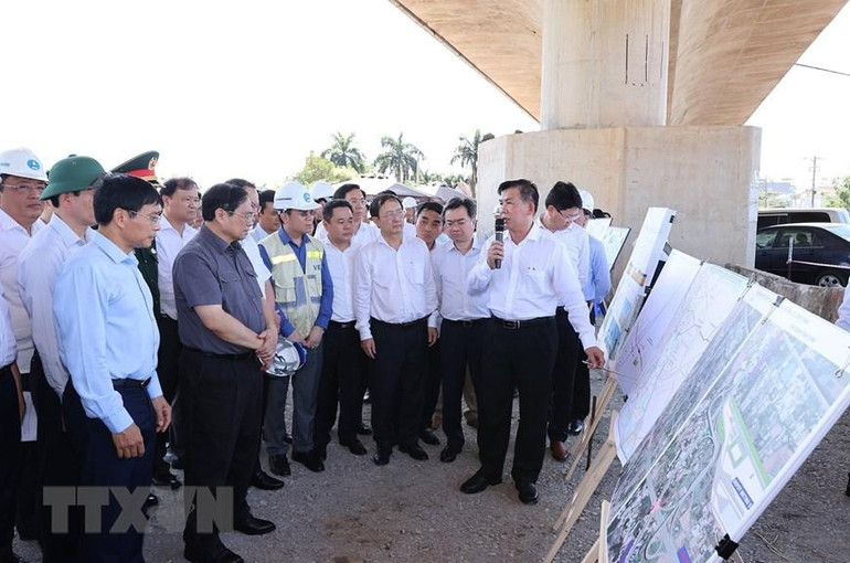 Thủ tướng Phạm Minh Chính kiểm tra, nghe báo cáo Dự án xây dựng đường cao tốc Bến Lức-Long Thành. (Ảnh: TTXVN)