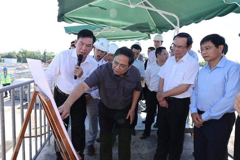 Thủ tướng Phạm Minh Chính kiểm tra Nhà máy xử lý nước thải Bình Hưng. (Ảnh: TTXVN)