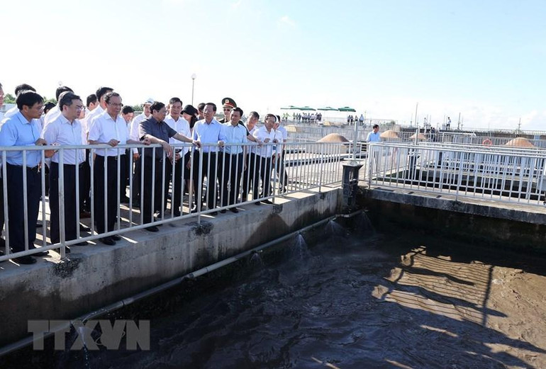 Thủ tướng Phạm Minh Chính kiểm tra Nhà máy xử lý nước thải Bình Hưng. (Ảnh: TTXVN)