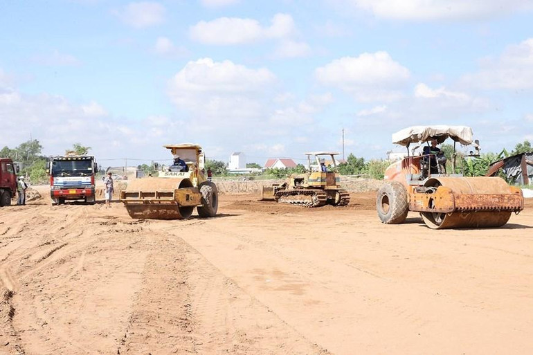 Các đơn vị đang triển khai thi công Dự án xây dựng đường cao tốc Bến Lức-Long Thành. (Ảnh: TTXVN)