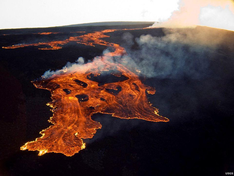 Mauna Loa là một phần của chuỗi núi lửa hình thành quần đảo Hawaii. Núi lửa này đã phun trào 33 lần kể từ năm 1843. Đợt phun trào gần đây nhất diễn ra vào tháng 3 và 4/1984, tạo ra dòng dung nham chảy dài tới 7km. (Ảnh: USGS) Mauna Loa là một phần của chuỗi núi lửa hình thành quần đảo Hawaii. Núi lửa này đã phun trào 33 lần kể từ năm 1843. Đợt phun trào gần đây nhất diễn ra vào tháng 3 và 4/1984, tạo ra dòng dung nham chảy dài tới 7km. (Ảnh: USGS)