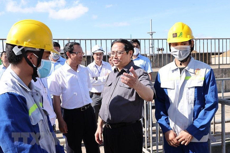 Thủ tướng Phạm Minh Chính kiểm tra Nhà máy xử lý nước thải Bình Hưng. (Ảnh: TTXVN)