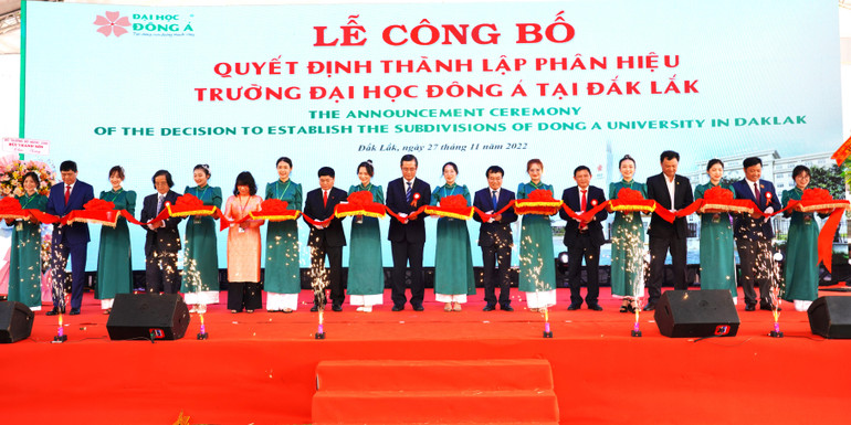 Các đại biểu cắt băng thành lập Phân hiệu Trường đại học Đông Á tại Đắk Lắk. Các đại biểu cắt băng thành lập Phân hiệu Trường đại học Đông Á tại Đắk Lắk.