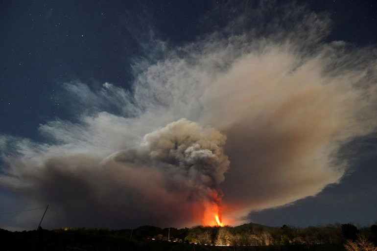 Toàn cảnh núi lửa Etna phun trào được nhìn từ Nicolosi, Italia, ngày 10/2/2022. (Ảnh: Reuters)