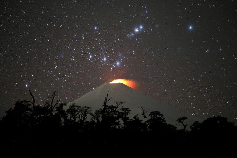 Núi lửa Villarrica nhìn từ khu vực Villarrica, Chile, ngày 16/11/2022. (Ảnh: Reuters)