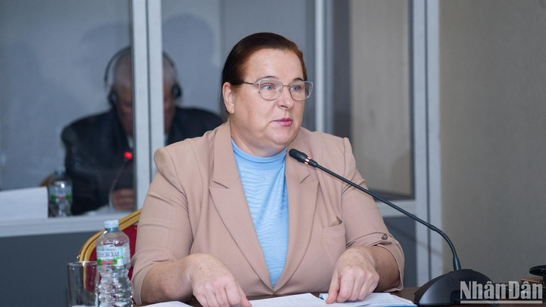 Giáo sư Irina Umnova phát biểu ý kiến. (Ảnh: Thanh Thể)