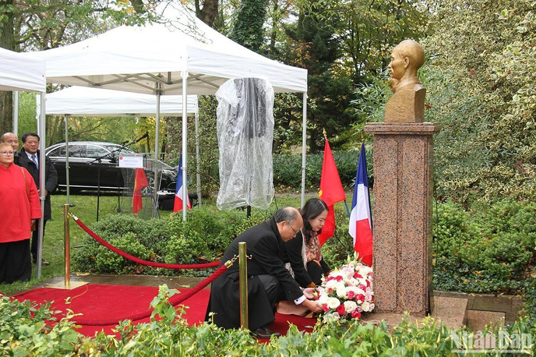Phó Chủ tịch nước Võ Thị Ánh Xuân và Đại sứ Việt Nam tại Pháp Đinh Toàn Thắng thành kính dâng hoa trước Tượng Bác Hồ.