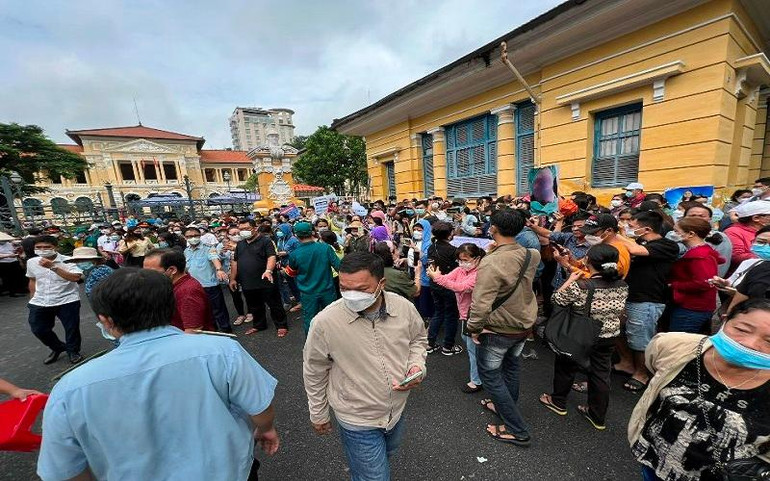 Đông đảo người dân đứng trước trụ sở Toà án nhân dân Thành phố Hồ Chí Minh theo dõi xét xử án.
