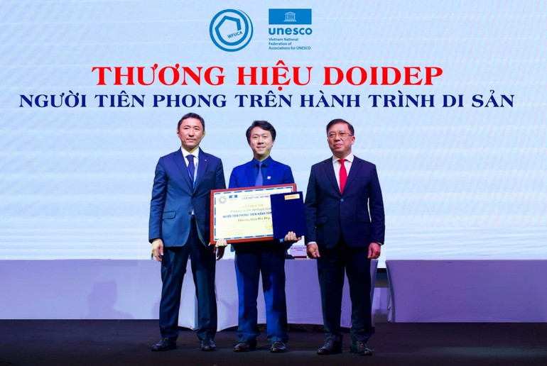 Đại diện Thương hiệu Đôi Dép nhận Chứng nhận vinh danh từ UNESCO.