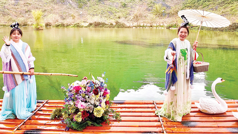 Hai cô gái dân tộc Choang tái hiện màn gieo cầu trên con suối Nga Tuyền.