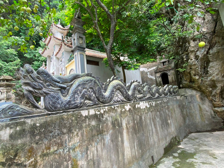 Rồng đá uốn lượm mềm mại trên tường bao ngôi Đình Đá