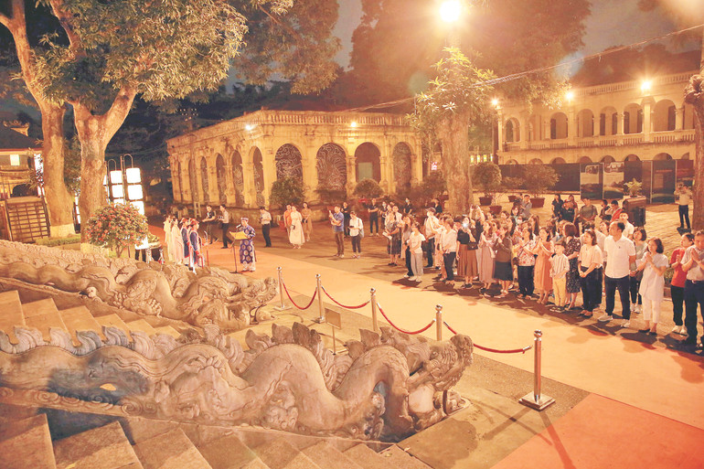 Du khách tham dự Lễ dâng hương tưởng nhớ các vị Tiên Đế trước thềm Điện Kính Thiên.