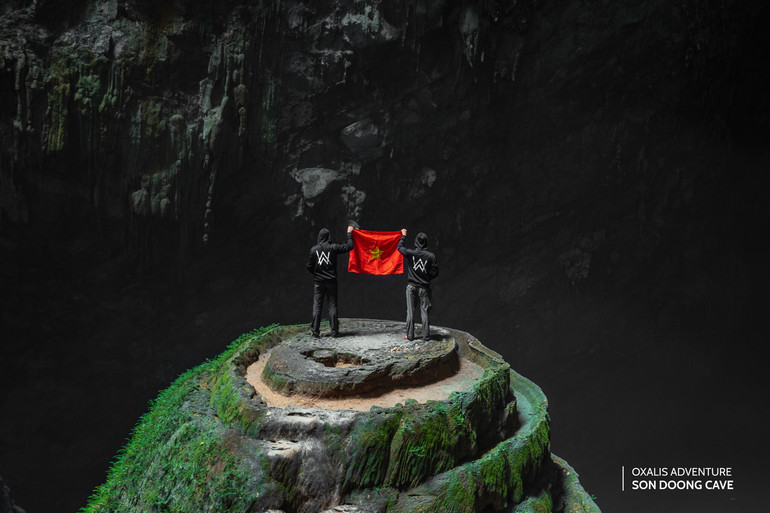 Vẻ đẹp Sơn Đoòng đến với du khách đam mê du lịch mạo hiểm toàn cầu, nhờ được gắn thêm logo lồng hai chữ cái AW nổi tiếng của Alan Walker - Nguồn: Oxalis Adventure