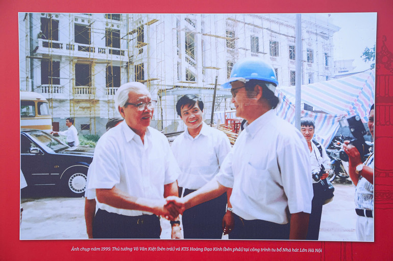 Thủ tướng Võ Văn Kiệt (trái) và KTS Hoàng Đạo Kính (phải) tại công trình tu bổ Nhà hát Lớn Hà Nội. Ảnh tư liệu chụp năm 1995.
