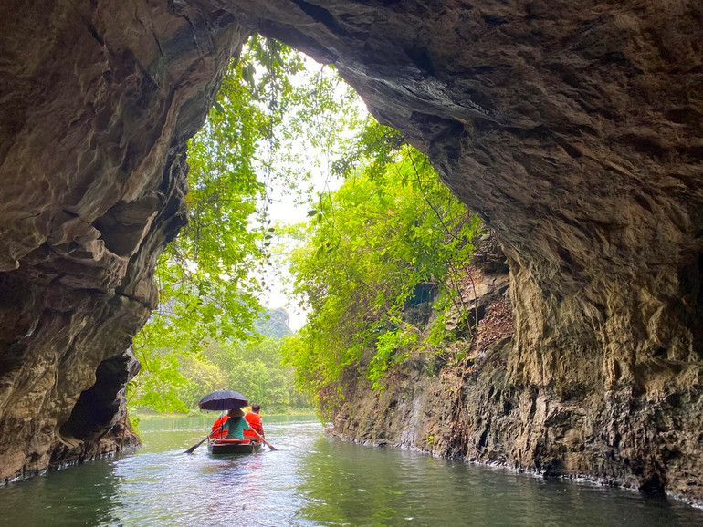Ngồi thuyền ngắm nhìn vẻ đẹp mê hoặc của những hang động xuyên thủy Tràng An là trải nghiệm được du khách đặc biệt yêu thích. Ảnh BẢO NGỌC.