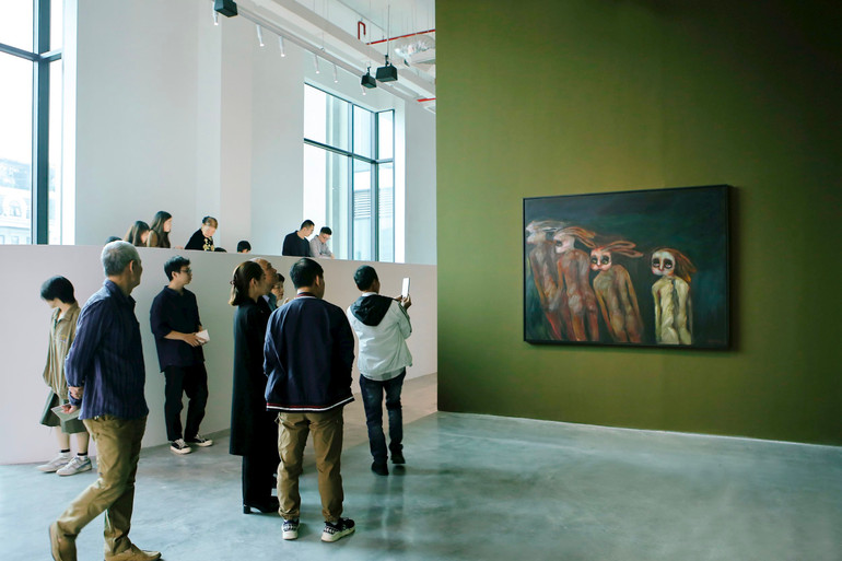 Khách tham quan triển lãm tại The Outpost. Ảnh | The Outpost