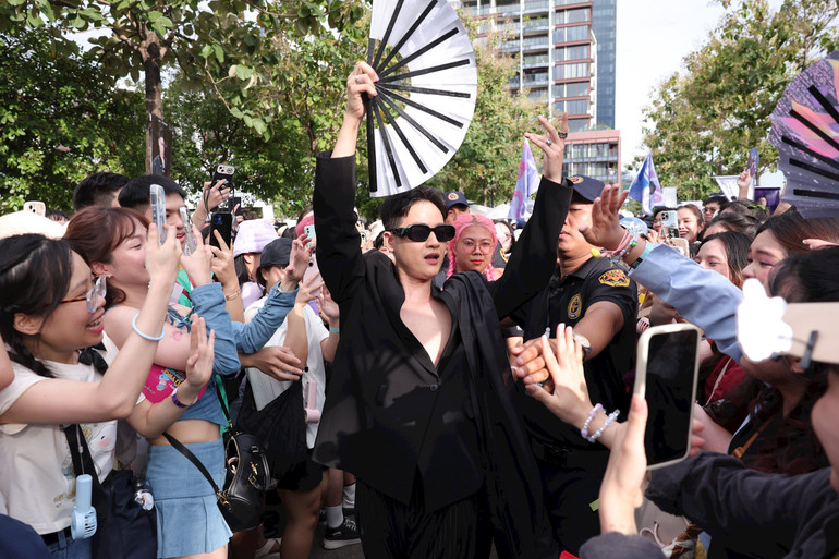 Chỉ cần thu phục được khán giả, ngôi sao sẽ không lo bài hát của mình bị ế nữa.