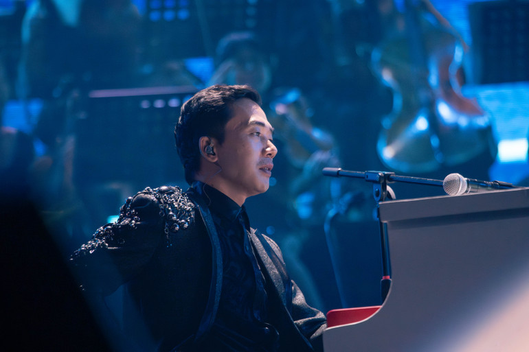 Nhạc sĩ Đỗ Bảo trong liveshow Một mình bao la. Ảnh | NVCC