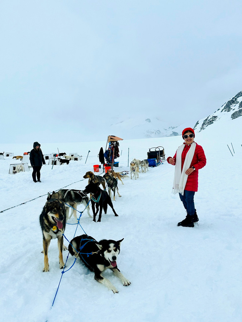 Để được trượt trên chiếc xe chó kéo thú vị này, chị Quách Mỹ Dung phải ngồi trực thăng băng qua các đỉnh núi tuyết và hạ cánh xuống sông băng Mendahall (Mỹ). Ảnh | NVCC Để được trượt trên chiếc xe chó kéo thú vị này, chị Quách Mỹ Dung phải ngồi trực thăng băng qua các đỉnh núi tuyết và hạ cánh xuống sông băng Mendahall (Mỹ). Ảnh | NVCC