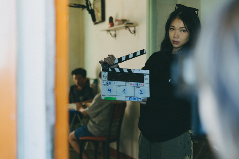 D.O.P Nguyễn Phan Linh Đan tác nghiệp trên trường quay - Ảnh NVCC