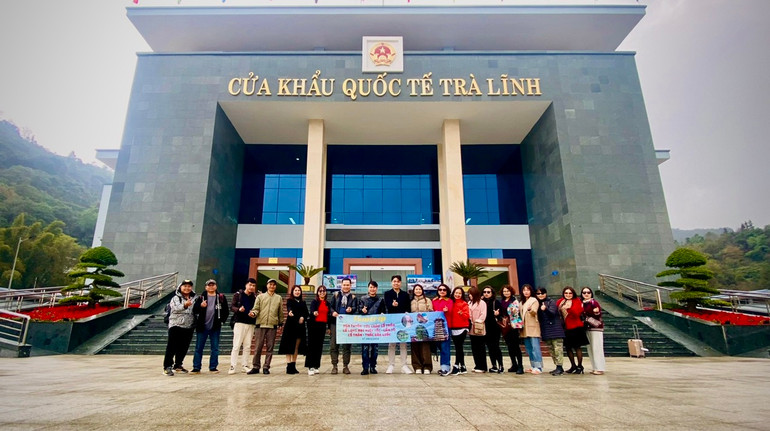Du khách Việt Nam chụp ảnh lưu niệm tại cửa khẩu Trà Lĩnh (Cao Bằng, Việt Nam)