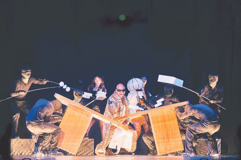 Sân khấu có tính chất tạp kỹ được dàn dựng công phu của chương trình “Anh trai vượt ngàn chông gai”. Sân khấu có tính chất tạp kỹ được dàn dựng công phu của chương trình “Anh trai vượt ngàn chông gai”.