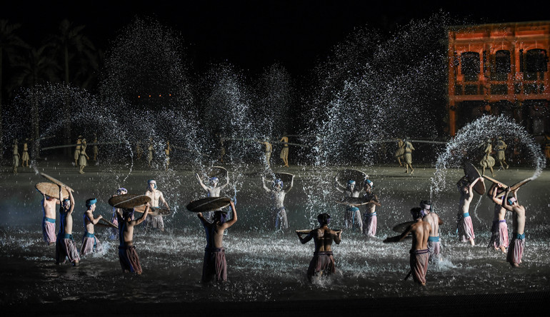 "Ký ức Hội An" được hãng thông tấn Reuters ca ngợi là "Show diễn đẹp nhất thế giới" - Nguồn: Hoianpark.com "Ký ức Hội An" được hãng thông tấn Reuters ca ngợi là "Show diễn đẹp nhất thế giới" - Nguồn: Hoianpark.com