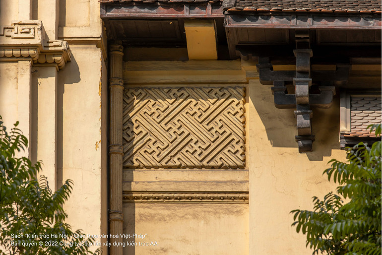 Chi tiết hoa văn trang trí hình chữ "vạn" của Đại học Quốc gia Hà Nội.