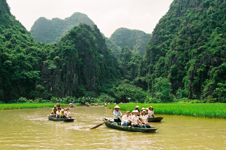 Vẻ đẹp của Di sản hỗn hợp Tràng An thu hút lượng du khách rất lớn về với Ninh Bình. Ảnh: Bảo Ngọc.
