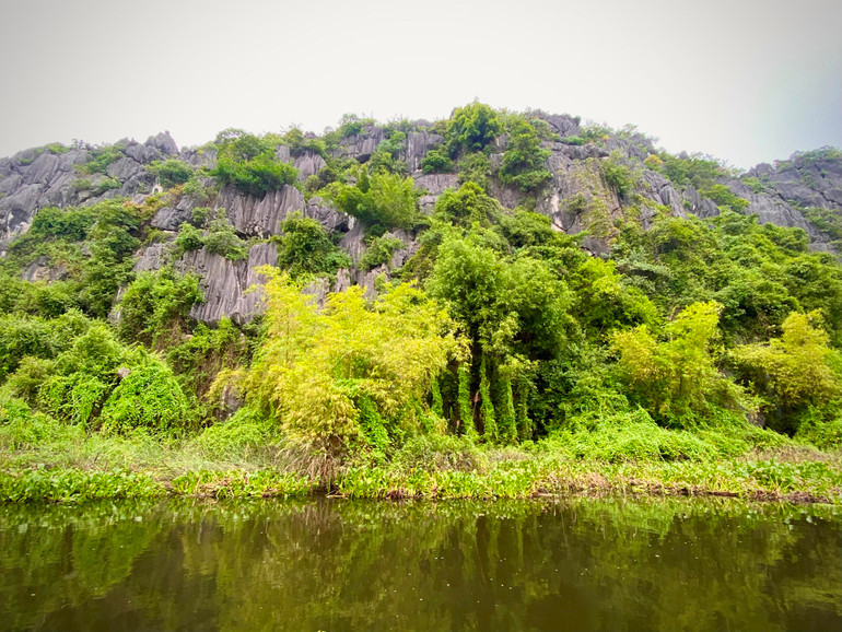 Vân Long thu hút khách du lịch nhờ vẻ đẹp của những khối núi đá vôi phủ xanh cây cối. Vân Long thu hút khách du lịch nhờ vẻ đẹp của những khối núi đá vôi phủ xanh cây cối.