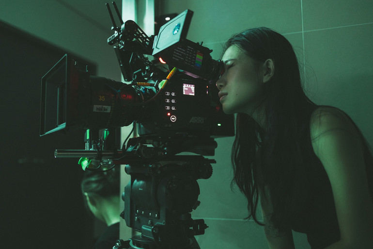 Nữ D.O.P bên chiếc máy quay - Ảnh NVCC