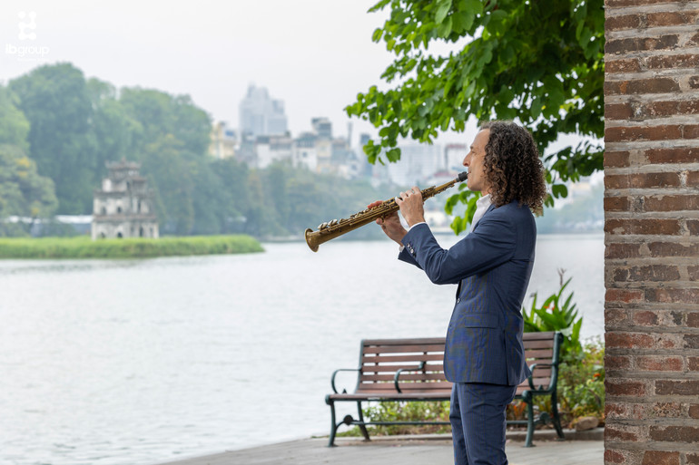 Tháp Rùa nâng bước cho tiếng kèn của nghệ sĩ Kenny G - Nguồn: IB Group